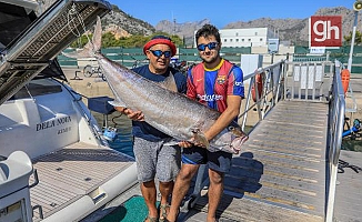 Baba- oğlu, oltayla 1.6 metrelik balık yakaladı