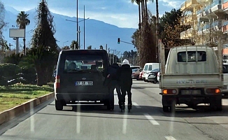 Araca tutunan patenli arkadaşına sarılarak kazaya davetiye çıkardı