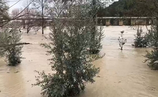 Aşırı yağış Köprüçayı Irmağı’nı taşırdı, ırmak kenarındaki restoran su altında kaldı