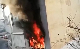  Alev alev yanan daire mahalleliyi korkuttu