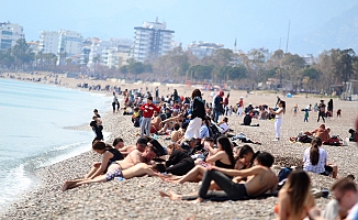 Antalya'da deniz sezonu açıldı, sahilde yoğunluk oluştu