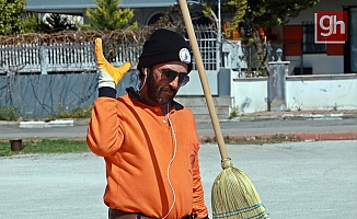  Antalya sokaklarının çılgın süpürgecisi