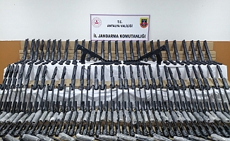 Antalya’da silah kaçakçılarına operasyon: 154 tüfek ele geçirildi