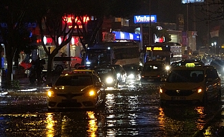 Antalya’da yollar nehre döndü, rögarlardan sular taştı, araçlar yollarda kaldı