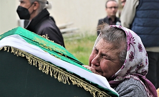 Küçük Mahra’ya anne, baba ve kardeşinden gözyaşları arasında son dokunuş