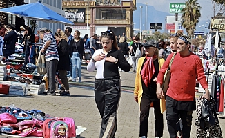 Nevruz Bayramı’nda Antalya’ya akın eden İranlılar, soluğu beş yıldızlı sokak pazarında alıyor