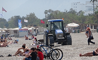 Dünyaca ünlü sahil, traktörlerle tarla gibi sürülüp sezona hazırlanıyor