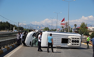 Aksu’da kamyonla çarpışan minibüs yan yattı: 8'i turist 9 yaralı