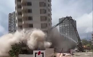 Antalya'da 14 katlı iki bina kağıt gibi yıkıldı