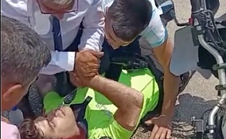 Kazada yaralanan polisin elini tutan vatandaş başından ayrılmadı
