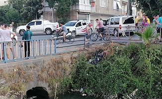 Otomobille çarpışan motosiklet kanala uçarken çalılara takıldı