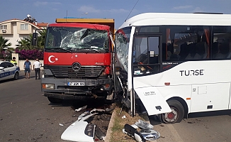 Tur midibüsü ile kamyon çarpıştı: 2 yaralı