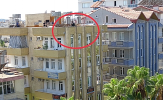 5 katlı apartmanın çatısına çıkan genç, yürekleri ağza getirdi
