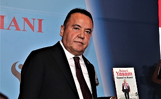 Başkan Böcek, hasta yatağında yaşadığı siyasi ihanetin kitabını yazdı