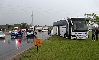 Kırmızı ışık ihlali yapan yolcu otobüsü hafif ticari araca çarptı: 1 ölü, 1 yaralı