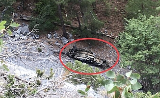 Uçuruma yuvarlanan araçtan atlayarak kurtuldu, eşi hayatını kaybetti