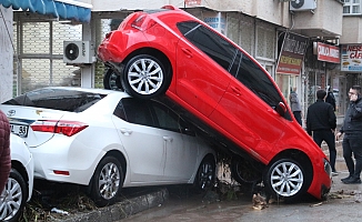  Sel araçları üst üste çıkardı