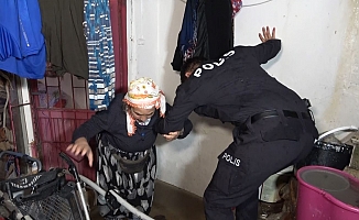 Su basan evde mahsur kalan engelli kadını ve yaşlı anneyi polis kurtardı