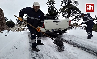 Antalya'nın yüksek kesimlerinde kar ve heyelanla mücadele