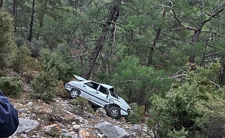 Antalya'da otomobil şarampole uçtu