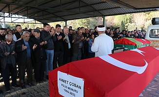 Aksu'da Türk bayrağına sarılı cenazeler gözyaşları arasında toprağa verildi