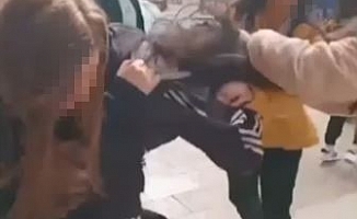 Kız öğrenciler, 14 yaşındaki kızı saçlarından tutup dövdü