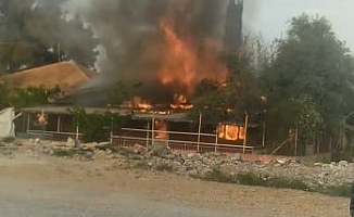 Antalya'da müstakil ev alevlere teslim oldu