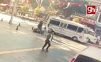 Kaldırımdan yola çıkan motosiklet, kamyonete çarptı