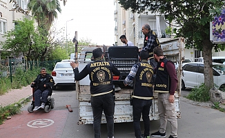 Polis, bedensel engellilerin çalınan ekmek teknelerini bulup ayaklarına kadar getirdi