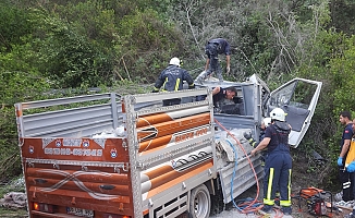 Antalya'da freni boşalan kamyonet devrildi: 2 ölü, 1 yaralı