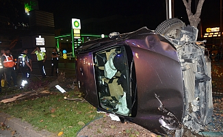 Antalya'da refüje çıkan otomobil takla attı: 3 yaralı