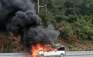  Antalya'da seyir halindeki araç alev alev yandı
