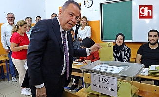  Başkan Böcek sıraya girip oyunu kullandı