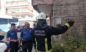 Evlerden atılan çöp ve izmaritler yangın çıkarıyordu