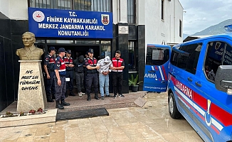 Finike’de hapis cezasıyla aranan 2 firari yakalanarak cezaevine teslim edildi