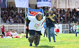 Kasalarla domatesi sırtlarında 40 metre taşıyıp finiş çizgisine ulaştılar
