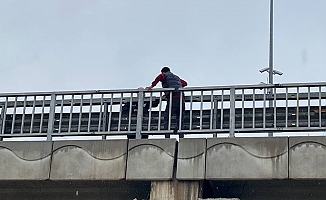 Köprülü kavşak üzerinde intihar girişimi: Polisler yaklaştı o uzaklaştı