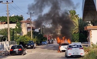 Park halindeki otomobil alev alev yandı