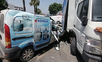 Su nakliyesi yapan araçların kazasında sıkışan aracı itfaiye çıkardı