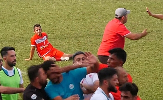 Amatör maçta saha bir anda karıştı, kavgayı ayıran yönetici başından yaralandı