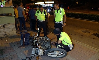  Ehliyetsiz sürücülerin kullandığı motosiklet çarpıştı