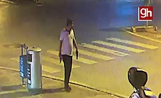  İki elinde tabancayla karısını cadde ortasında darp etti