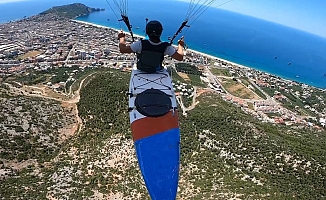 Kanoyla yamaç paraşütü yaptı, yolculuğa denizde devam etti