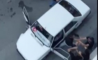 Kaza sonrası ortalık savaş alanına döndü, öfkelerini araçtan çıkardılar