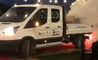  Kırmızı halıdan gelin ve damattan önce sivrisinek ilaçlama aracı girdi