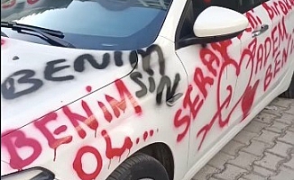 Saplantılı aşık otomobili aşk duvarına çevirdi, lastiklerini patlatıp pert etti