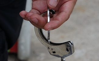  Sokakta kolu kelepçeli dolaşan kadın polisi alarma geçirdi