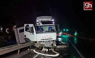 Feci kaza... Tomruk yüklü kamyon bariyerlere böyle çarptı!