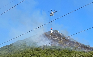 Antalya'nın Demre ilçesindeki orman yangınına havadan ve karadan müdahale ediliyor