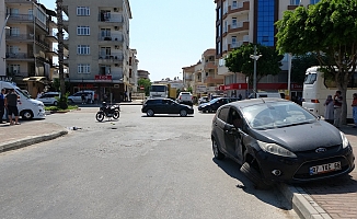 Aynı yerde 1 saat arayla meydan gelen kazalarda motosiklet sürücüleri yaralandı